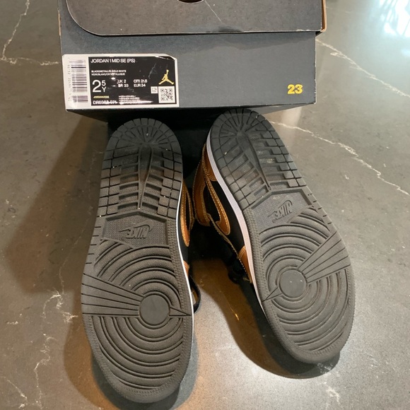 Nike Jordans Black/Metallic Gold - White Size 2.5 Little Kids - Picture 4 of 5